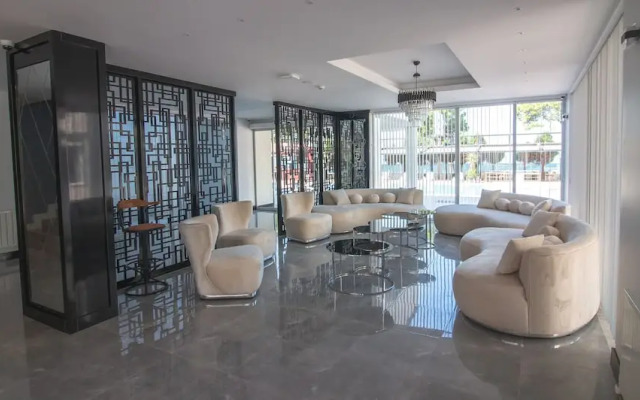Lake Li̇fe Hotel