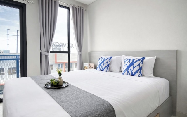 Wooden Accents Studio At Monroe Tower Apartment – Guest Rooms – Cikarang