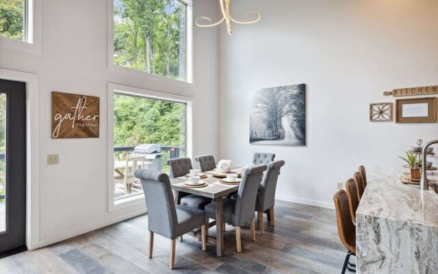 Sunset Chalet 2 Bedroom Cabin by RedAwning