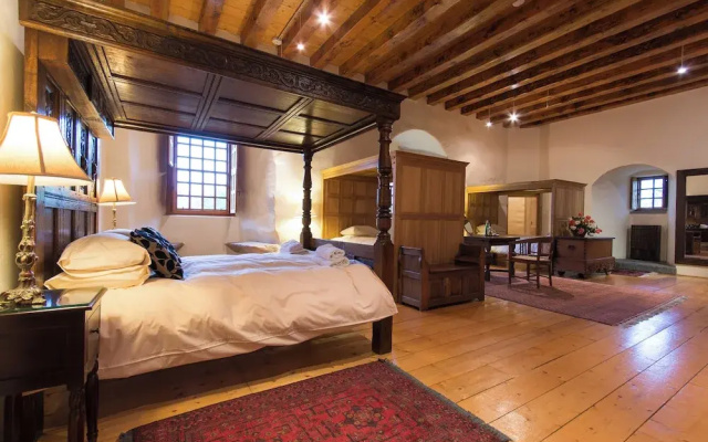 Historic 6-Bedrooms Castle Retreat