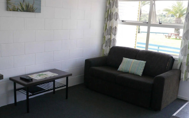 Raglan Palm Beach Motel