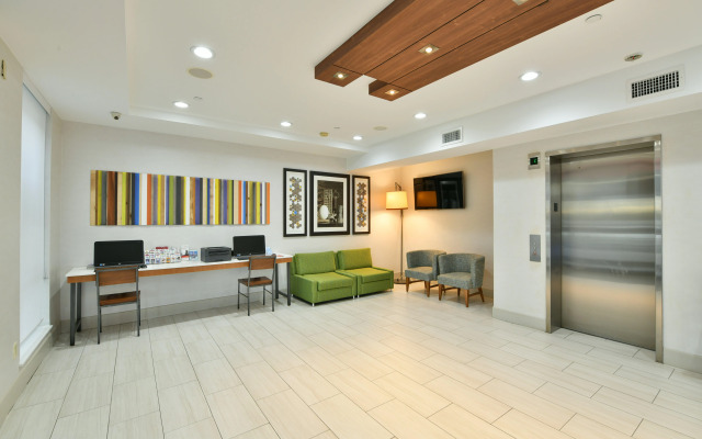 Holiday Inn Express Staten Island West