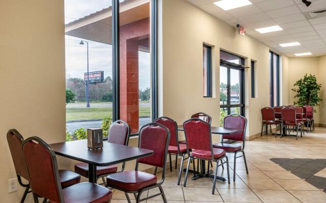 Econo Lodge Inn & Suites Maingate Central