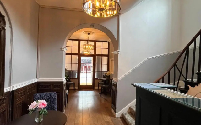 Rothwell House Hotel .