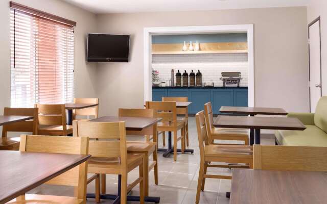 Country Inn & Suites by Radisson, Fresno North, CA