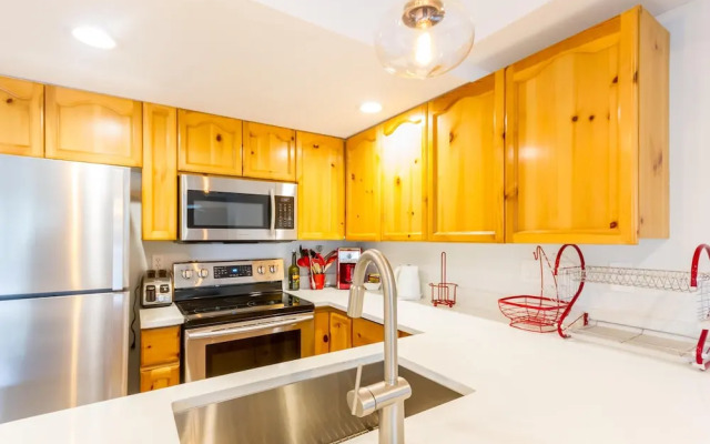 Fabulous Location Private Hot Tub, NO Car Needed, Sleeps 8