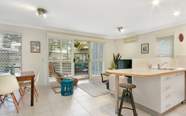 Spacious Inner South Townhouse Apartment Near To The Cbd