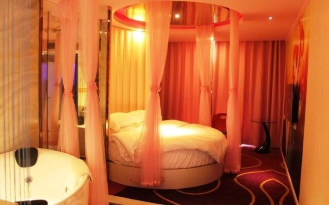Jinhanting Theme Hotel (Xinyang Railway Station Tianrun Plaza)