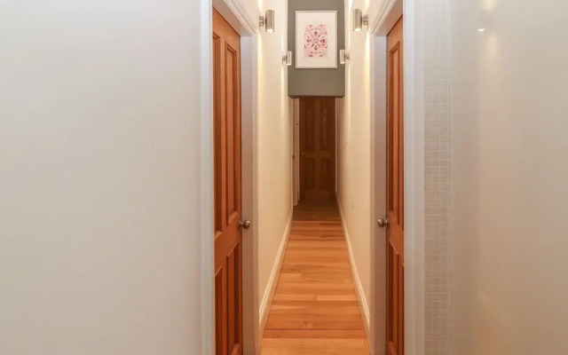 Apartment 2, Gorwel Glas