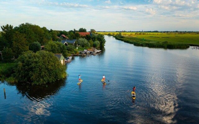 Swarm - 3 Waterlodges Naast Elkaar in Friesland