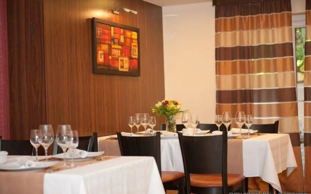 Check Inn Hotel