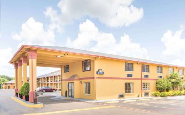 Days Inn & Suites by Wyndham Marshall