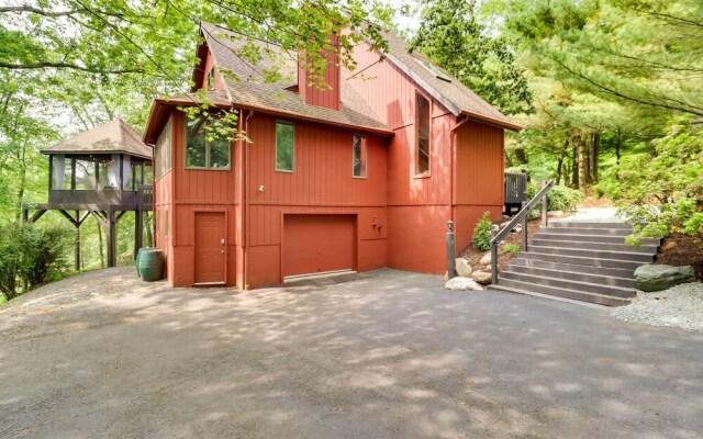 Outdoor Theater, Deck & Fire Pit: Poconos Retreat