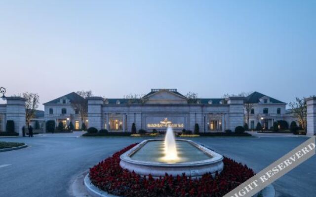 Lvcheng Taohuayuan Huanglong Hotel