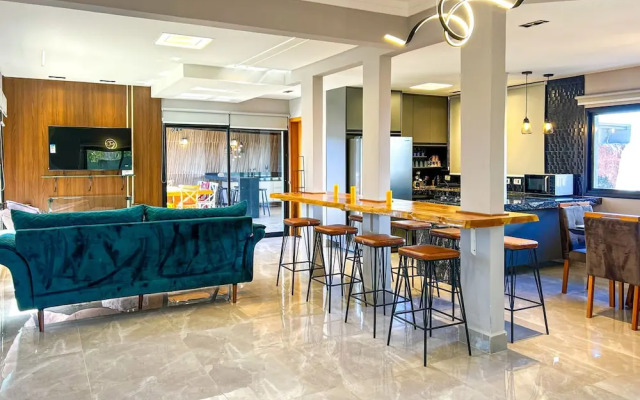 Casa com 4 Su tes Jacuzzi e Lareira Externa