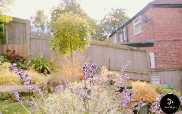 Caldecott House - Close to M60 and M62