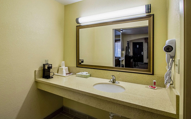 Super 8 by Wyndham Jackson MS Near the Fairgrounds