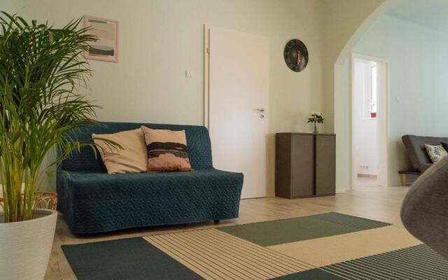 Spacious and Quiet - City Center Apartment