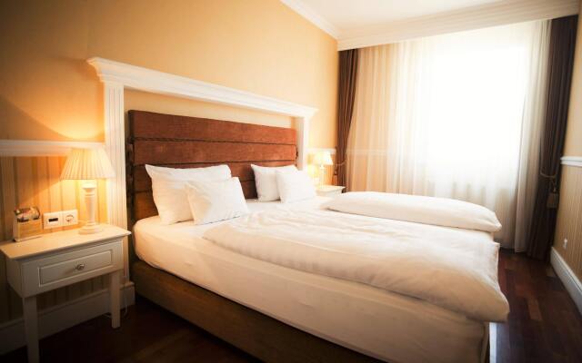 Queen's Court Hotel & Residence