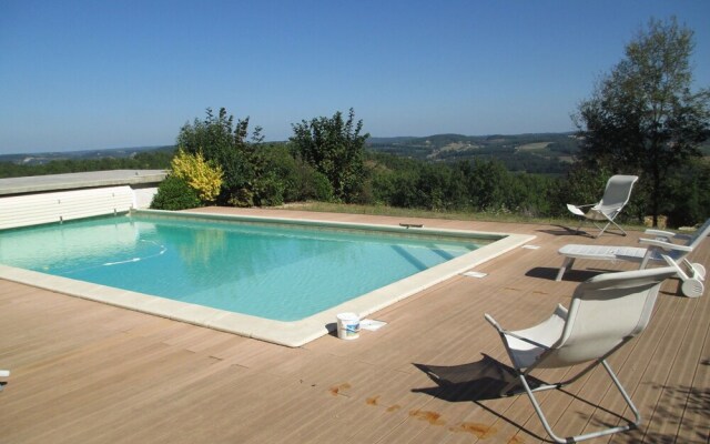 Beautiful Holiday Home in Mauroux With Swimming Pool