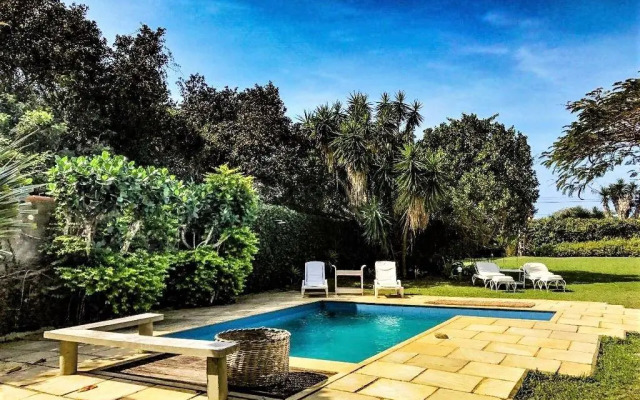 Linda casa com piscina a poucos passos da praia