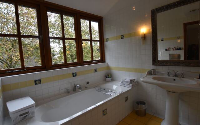 Lavish Holiday Home in Loosdrecht with Hot Tub