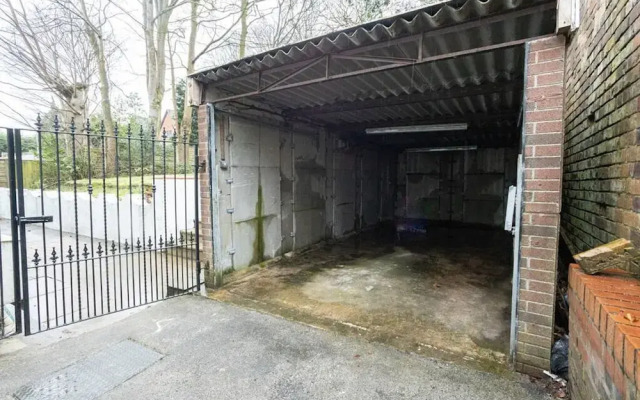 Spacious House With Parking Near Heaton Park