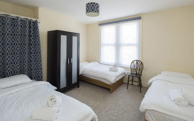 Stylish Modern with FREE Parking by Kasar Stays