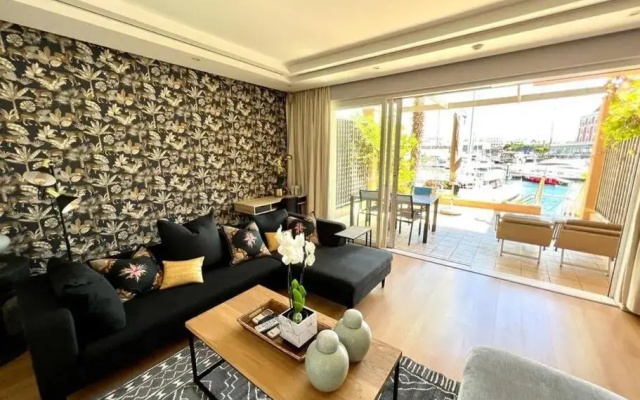 Parama 003 Secure, Luxurious Waterfront Apartment