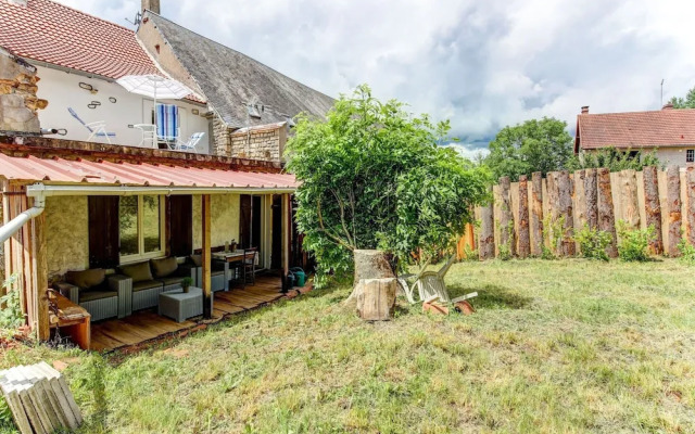 Traditional Holiday Home in Brinon sur Beuvron