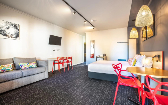 Nightcap at Monash Hotel – Guest Rooms – Melbourne