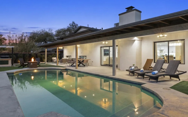 Valley View Chic Home w Backyard Oasis