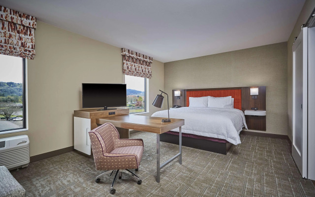 Hampton Inn & Suites Roseburg