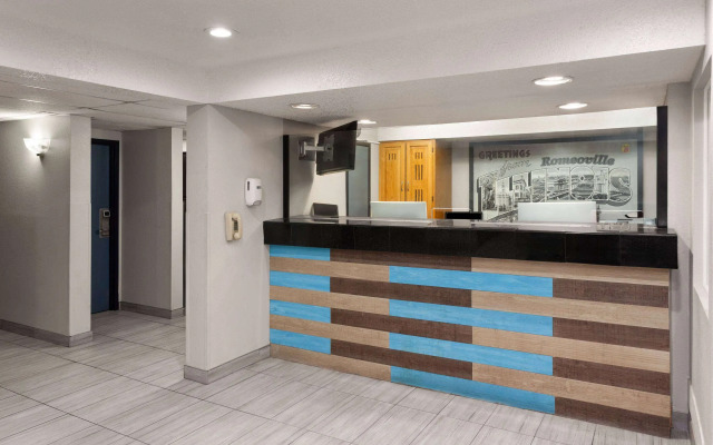 Super 8 by Wyndham Romeoville Bolingbrook