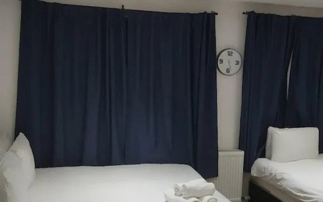 London Bermondsey, 4 People Studio in the Center