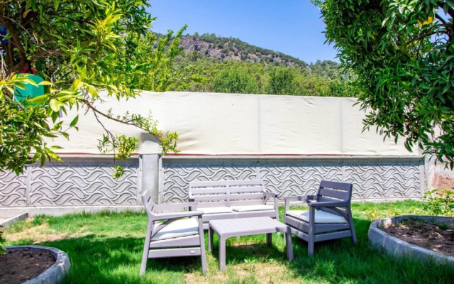 Villa With Pool Jacuzzi and Backyard in Inlice