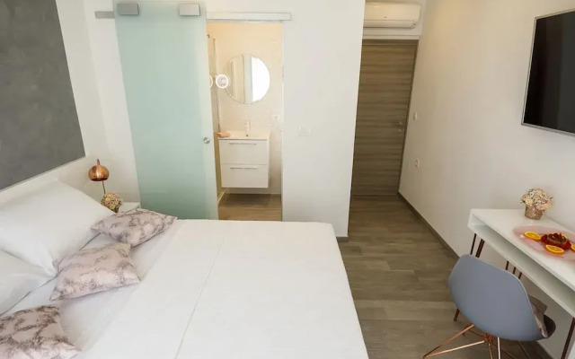 Rose Gold Rooms & Studio With Balcony