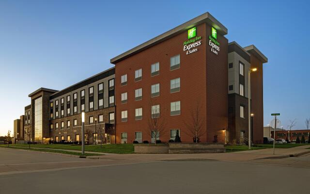 Holiday Inn Express & Suites Milwaukee - Brookfield, an IHG Hotel