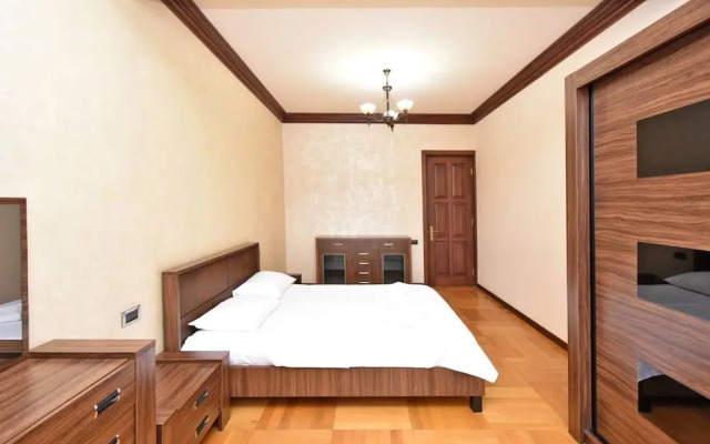 North Ave. apartment by Luxe Group HH777