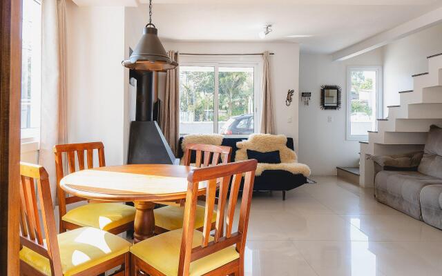 Belíssima casa duplex com lareira em Canela GRA173