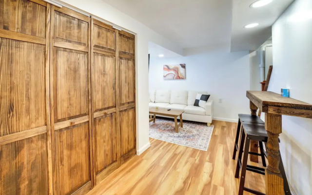 3 Mi to Downtown: Pittsburgh Home w/ Balcony!