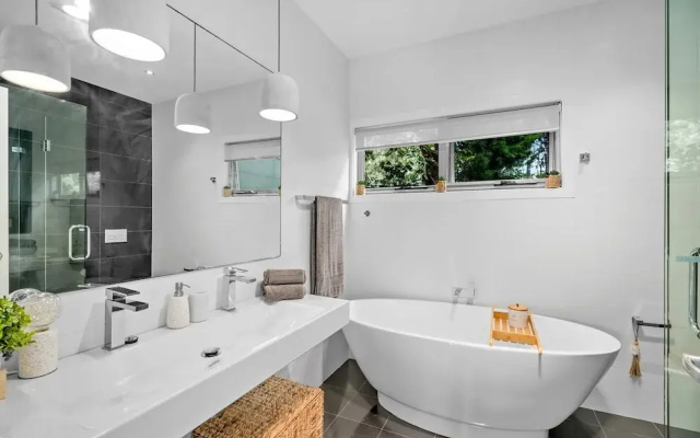 Luxurious 5-bed Home by Avoca Beach
