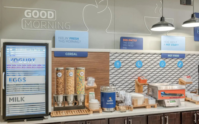 Holiday Inn Express & Suites Edwardsville by IHG