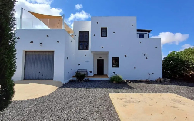 Lajares Villa-sleeps 6-free Parking-playground