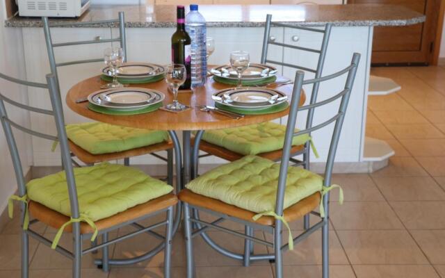 Sunset apartment with pool & 10 mins to Venus beach