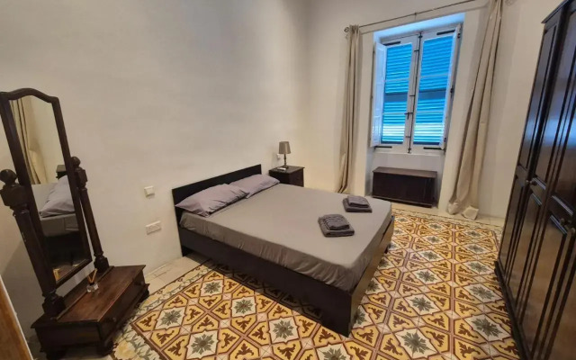 Spacious 4-Bedrooms Townhouse in Tas-Sliema