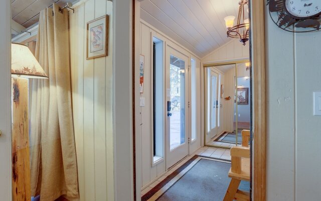 11 Pine Mt Family Home with Game Room, Hot Tub, and BBQ on the Deck by RedAwning