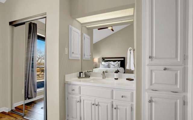 Luxury Riverfront Condo 1 BLK to Schlitterbahn!