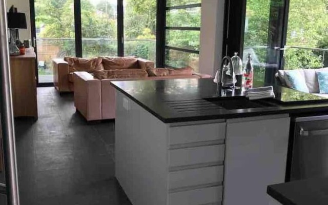 Modern 2 bed House With River Access and Boat Hire