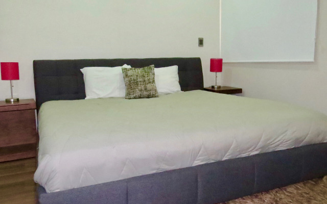 Palmarena Rooms and Residences - Long Stay Comfort with Parking, Sauna, Gym and Pool (Steps from 5th Avenue)